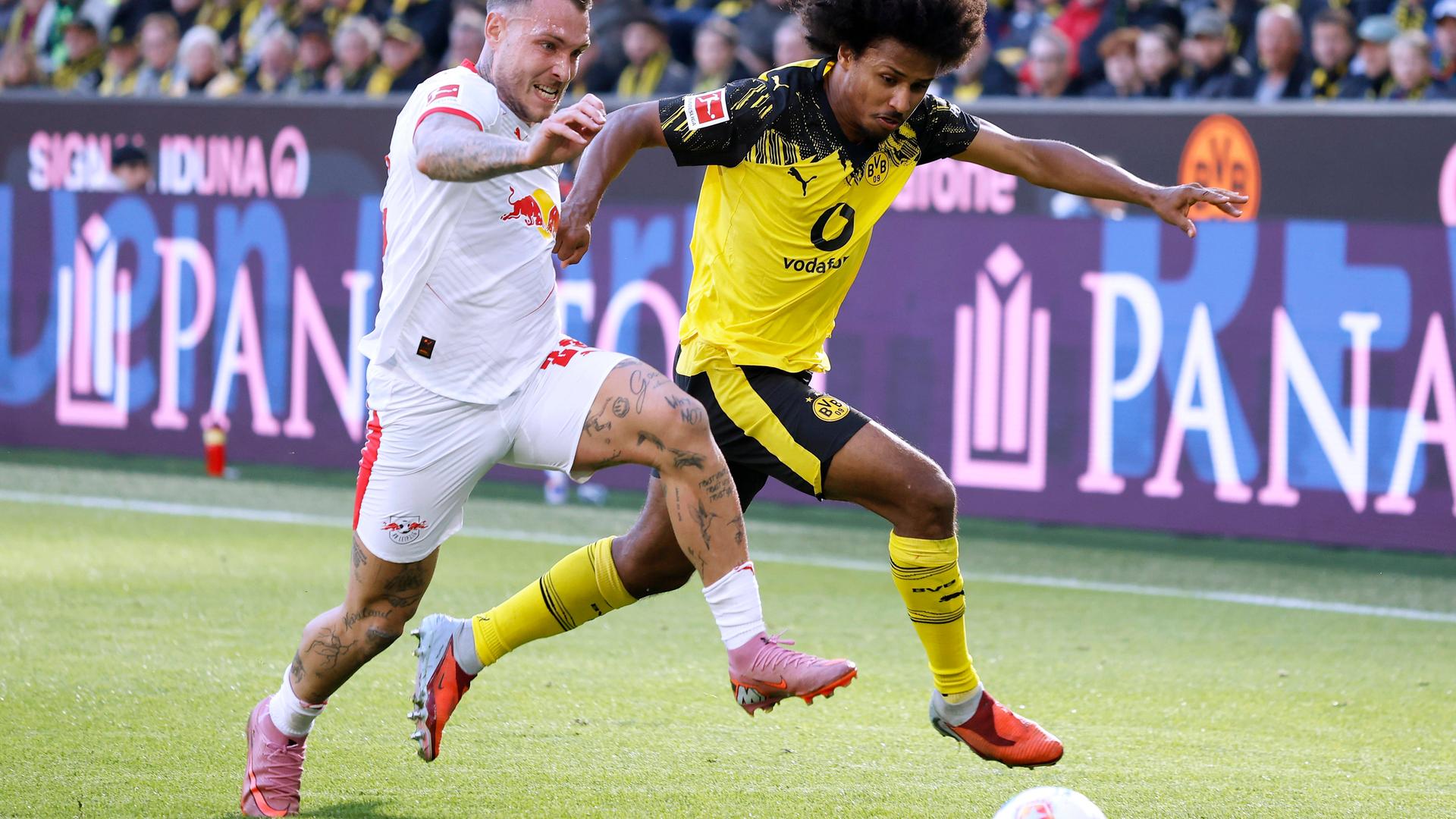 Kerim Adeyemi (Borussia Dortmund) und David Raum (RB Leipzig) kämpfen. 