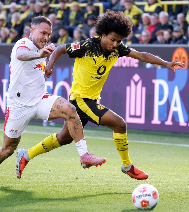 Kerim Adeyemi (Borussia Dortmund) und David Raum (RB Leipzig) kämpfen. 