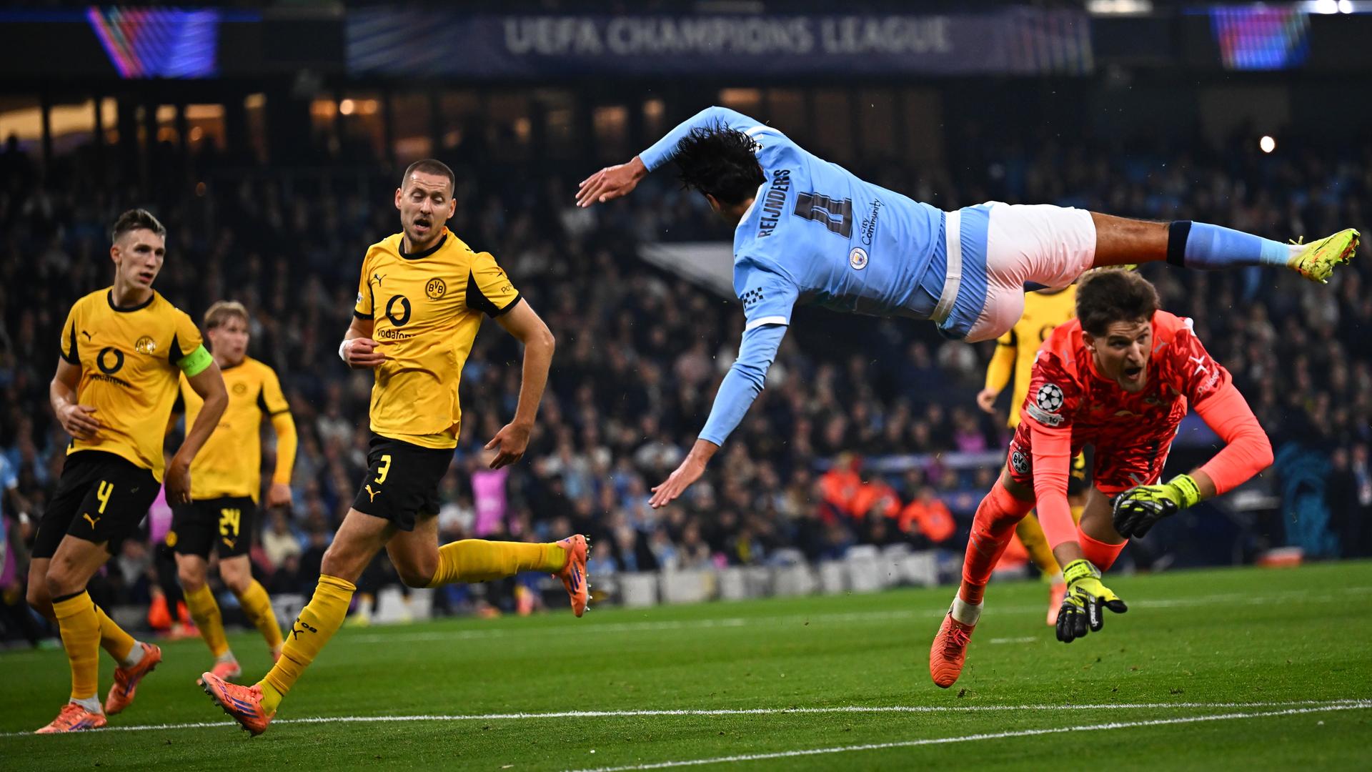 Dortmunds Keeper Kobel kollidiert mit Reijnders im Strafraum