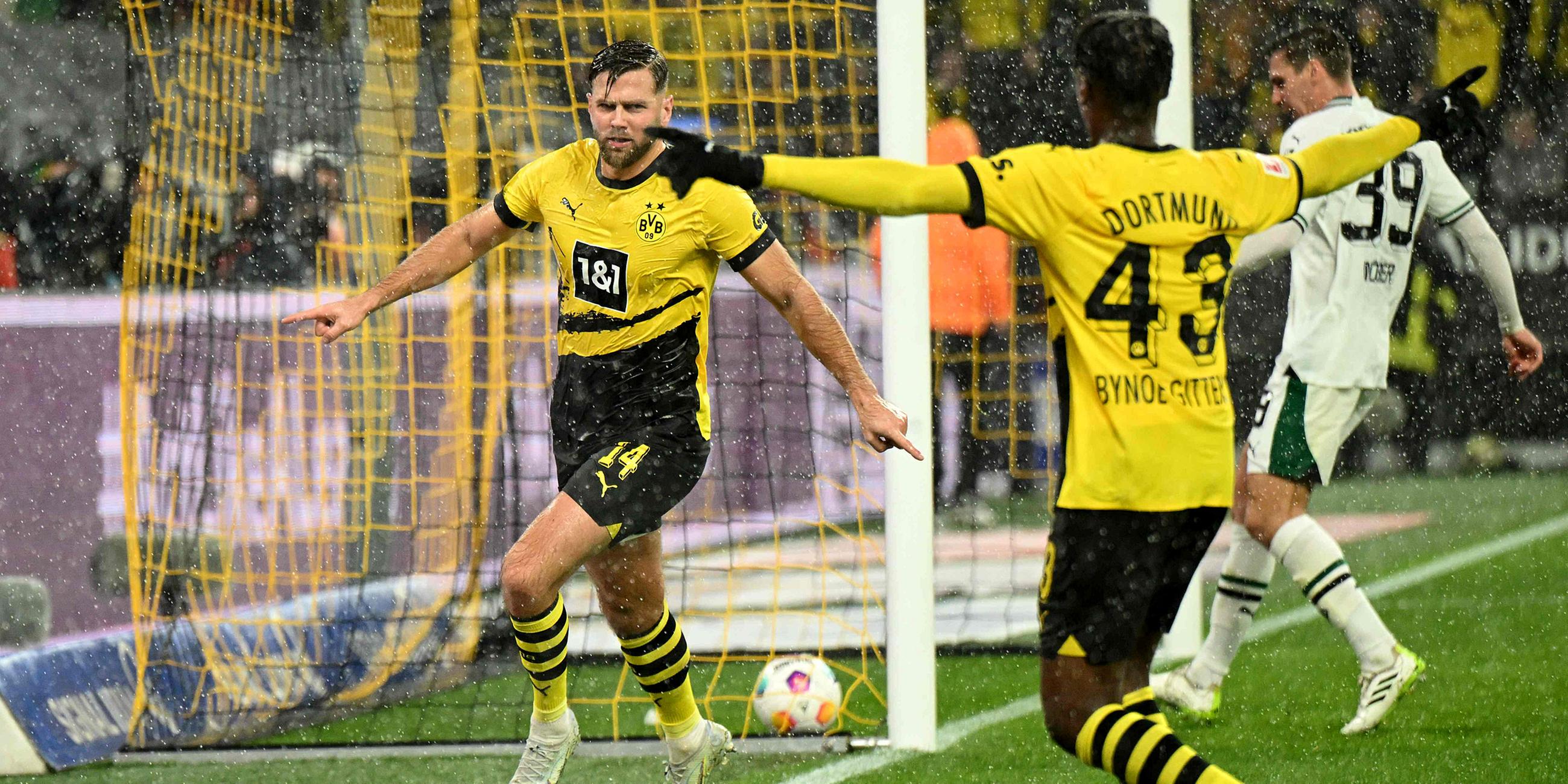 Dortmunds Niclas Fuellkrug (l.) feiert seinen Treffer zum 2:2 mit Jamie Bynoe-Gittens am 25.11.23.