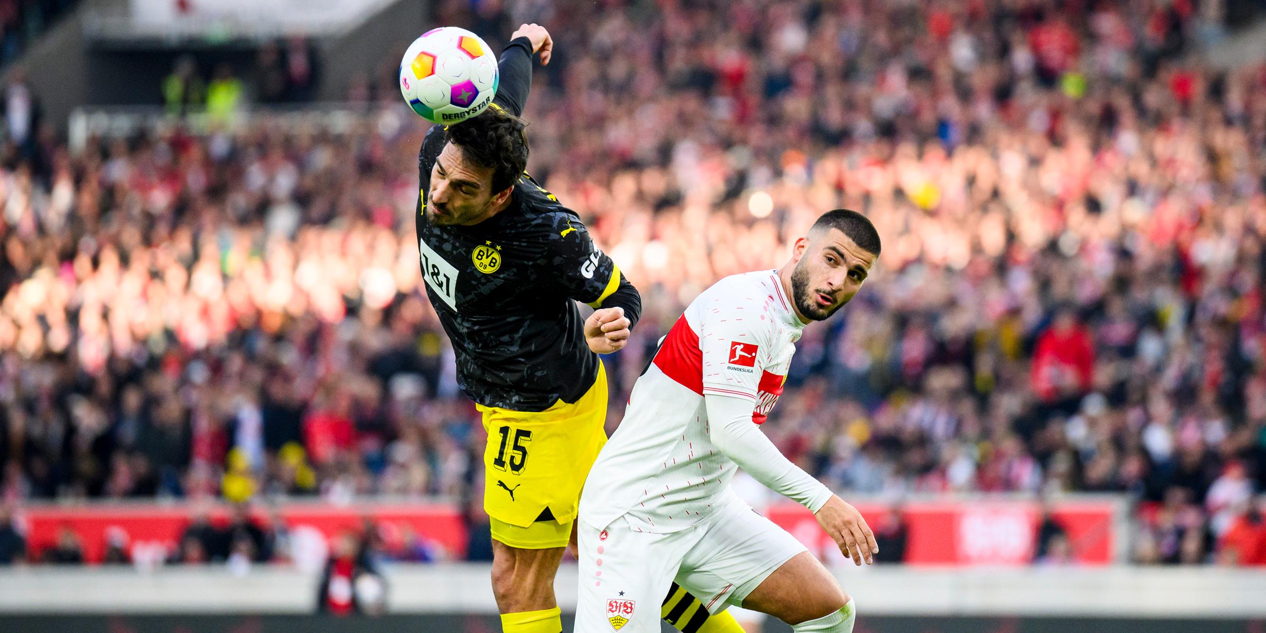 Dortmunds Mats Hummels (l) in Aktion gegen Stuttgarts Deniz Undav (r).