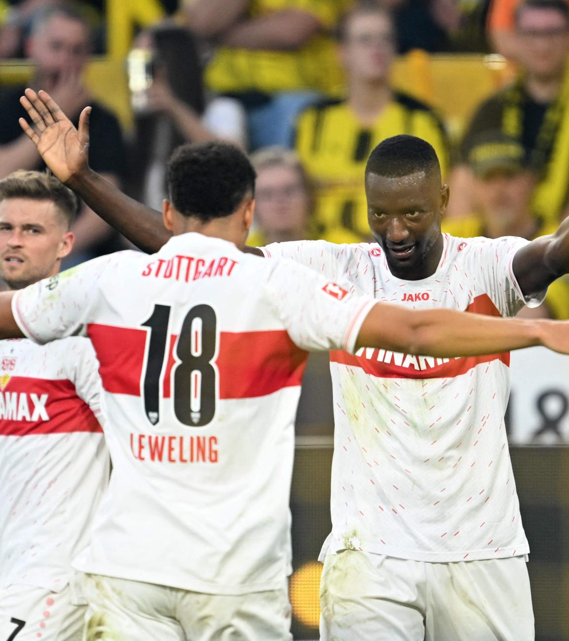 Stuttgarts Serhou Guirassy bejubelt mit Youssoufa Moukoko seinen Treffer gegen Borussia Dortmund.
