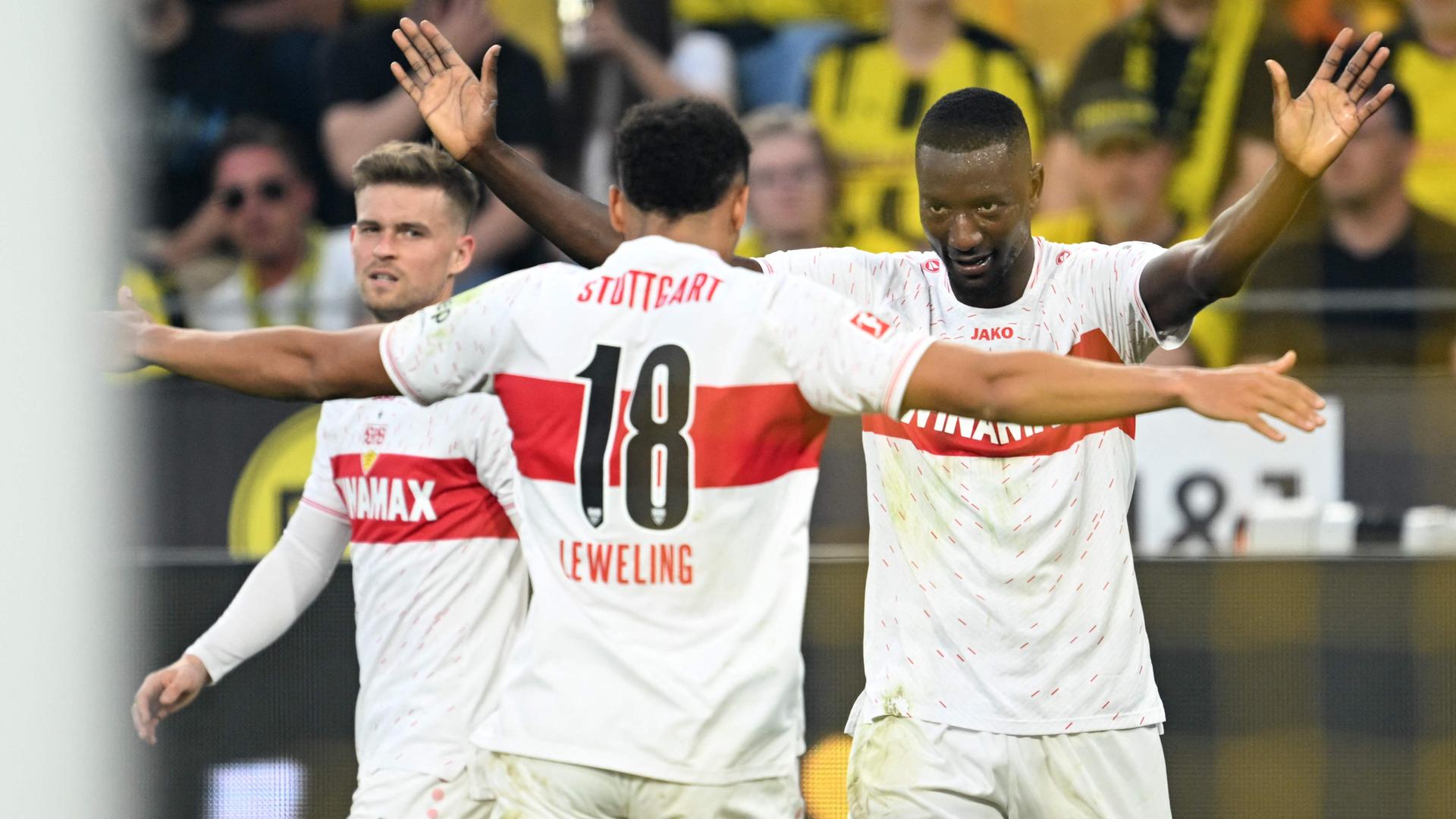 Stuttgarts Serhou Guirassy bejubelt mit Youssoufa Moukoko seinen Treffer gegen Borussia Dortmund.