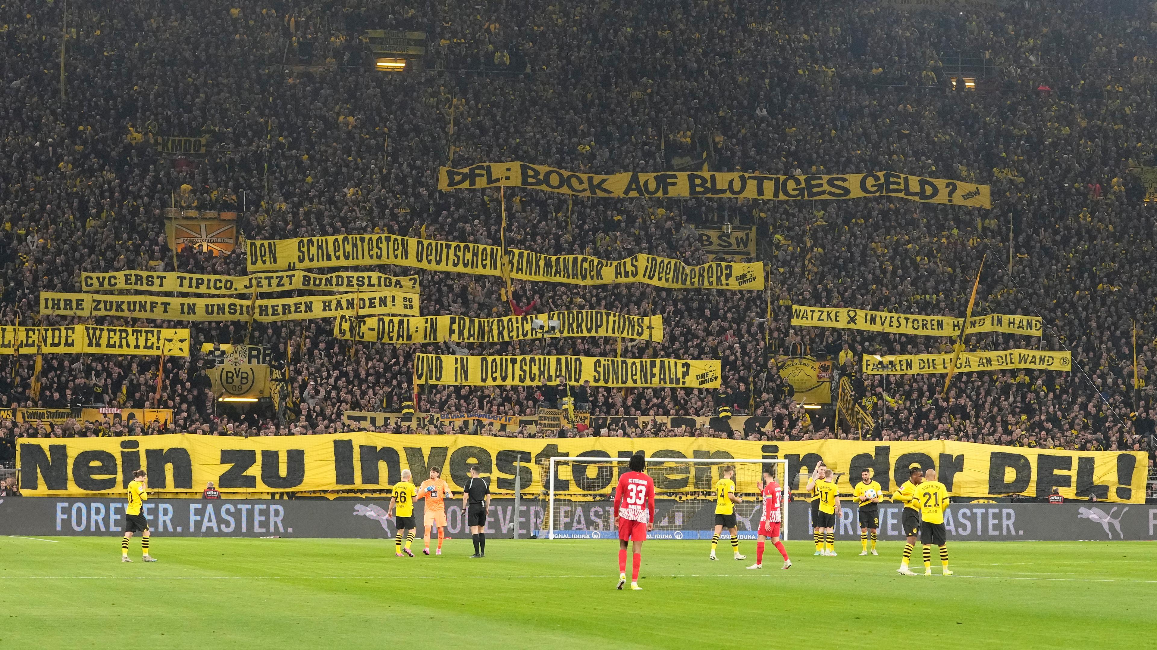 Protestbanner auf der Südtribübe von Borussia Dortmund