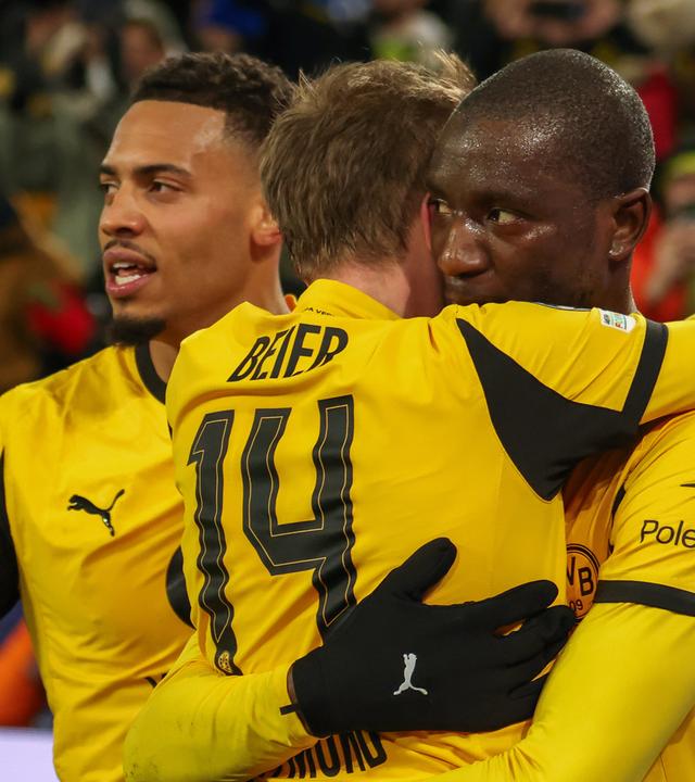 Maximilian Beier (BVB) jubelt mit Felix Nmecha (BVB) und Serhou Guirassy (BVB). 