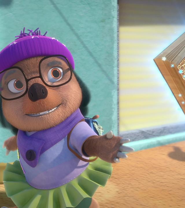 Dotty ist in Maulwurfhausen unterwegs. Gut gelaunt blickt sie hoch zum magischen Buch Mauli, das neben ihr schwebt und sie begleitet.