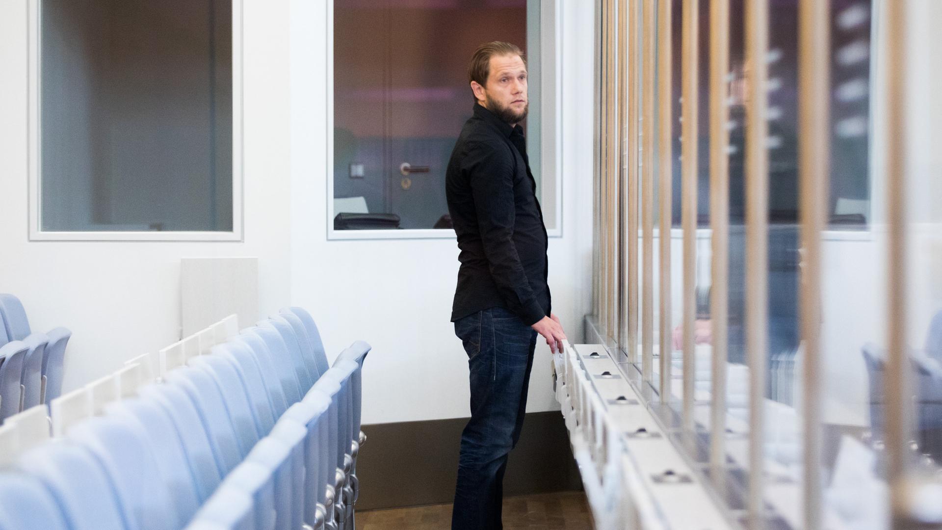 Der Angeklagte Islamistenführer Sven lau steht am 26.07.2017 in einem Gerichtssaal im Hochsicherheitstrakt des Oberlandesgerichts in Düsseldorf.