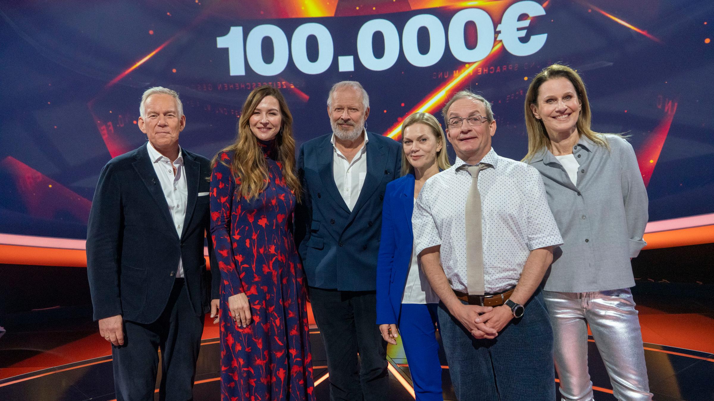 "Der Quiz-Champion - Das Bundesländer-Special": Johannes B. Kerner, Katrin Bauerfeind, Axel Milberg, Anna Loos, Wigald Boning, Katrin Müller-Hohenstein stehen im Studio und lächeln in die Kamera.