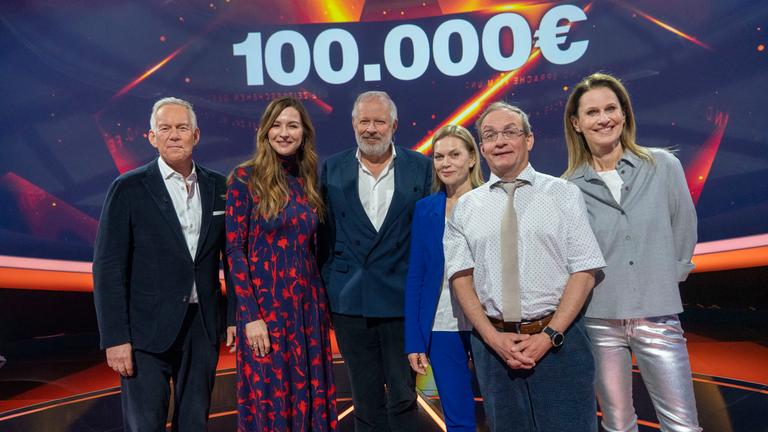 "Der Quiz-Champion - Das Bundesländer-Special": Johannes B. Kerner, Katrin Bauerfeind, Axel Milberg, Anna Loos, Wigald Boning, Katrin Müller-Hohenstein stehen im Studio und lächeln in die Kamera.