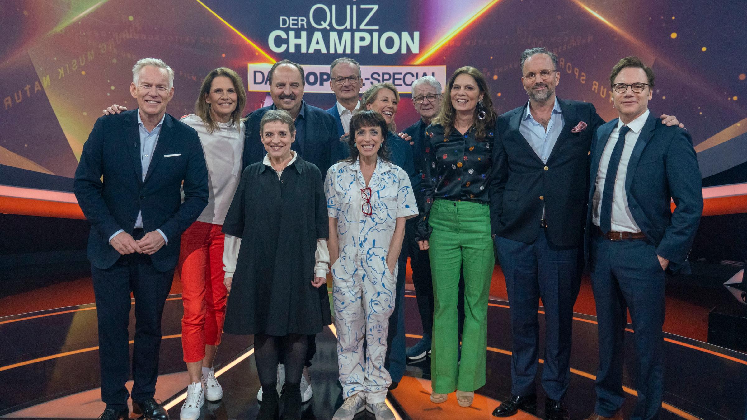 "Der Quiz-Champion - Das Doppel-Special": Johannes B. Kerner, Katrin Müller-Hohenstein, Katharina Thalbach, Johann Lafer, Frank Plasberg, Anna Thalbach, Anne Gesthuysen, Marcel Reif, Sarah Wiener, Kurt Krömer, Michael "Bully" Herbig stehen im Studio vor dem Sendungslogo und lachen in die Kamera.