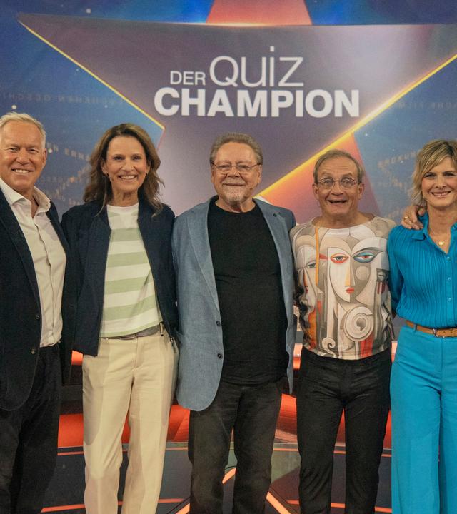 "Der Quiz-Champion": Johannes B. Kerner, Katrin Müller-Hohenstein, Jürgen von der Lippe, Wigald Boning, Barbara Hahlweg und Thomas Gottschalk im Studio vor dem Logo des "Quiz-Champion".