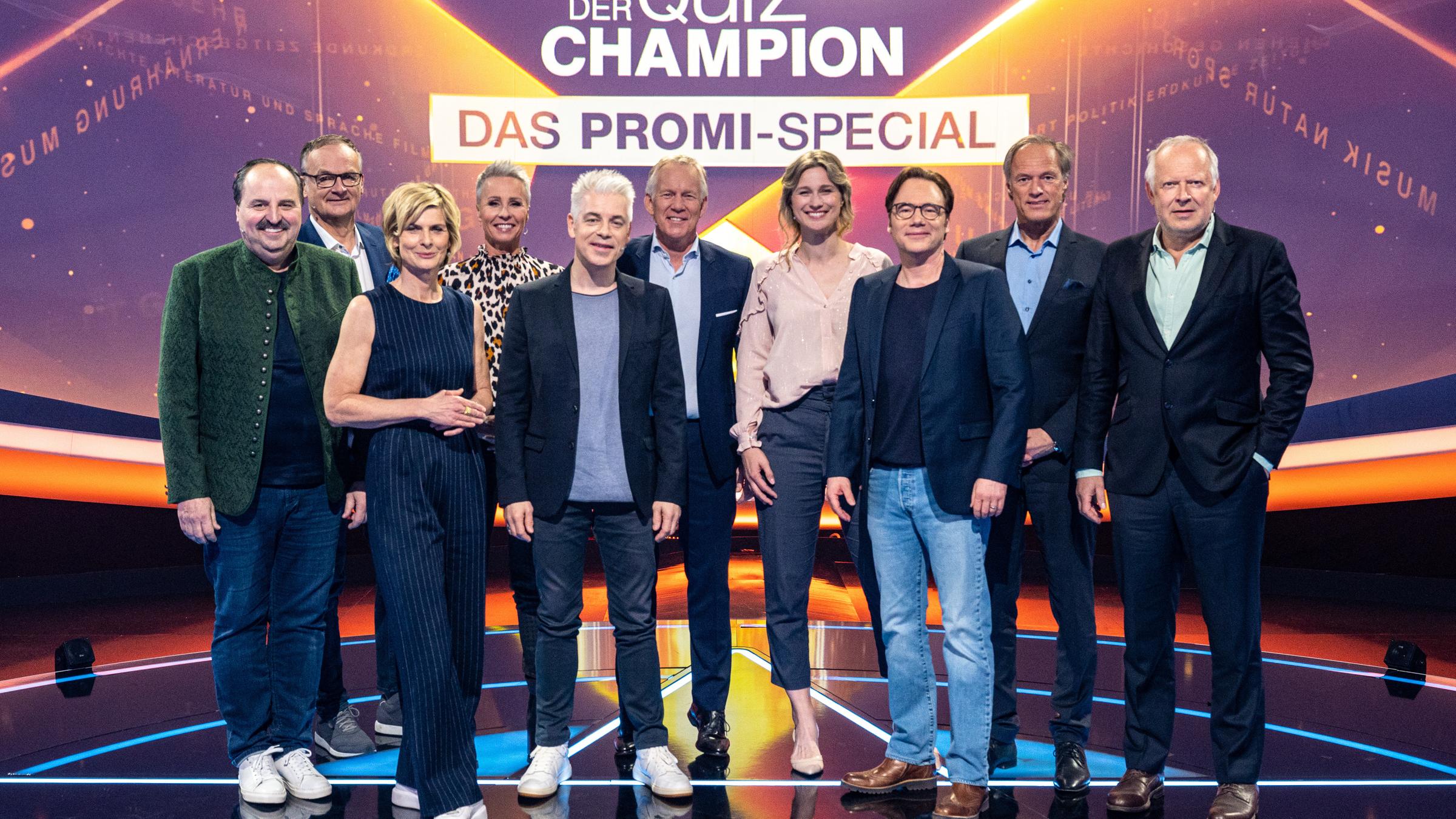 "Der Quiz-Champion - Das Promi-Special": Johann Lafer, Frank Plasberg, Barbara Hahlweg, Sonja Zietlow, Michael Mittermeier, Johannes B. Kerner, Britta Heidemann, Michael "Bully" Herbig, Gerhard Delling und Axel Milberg stehen im Studio - im Hintergrund das Sendungs-Logo.
