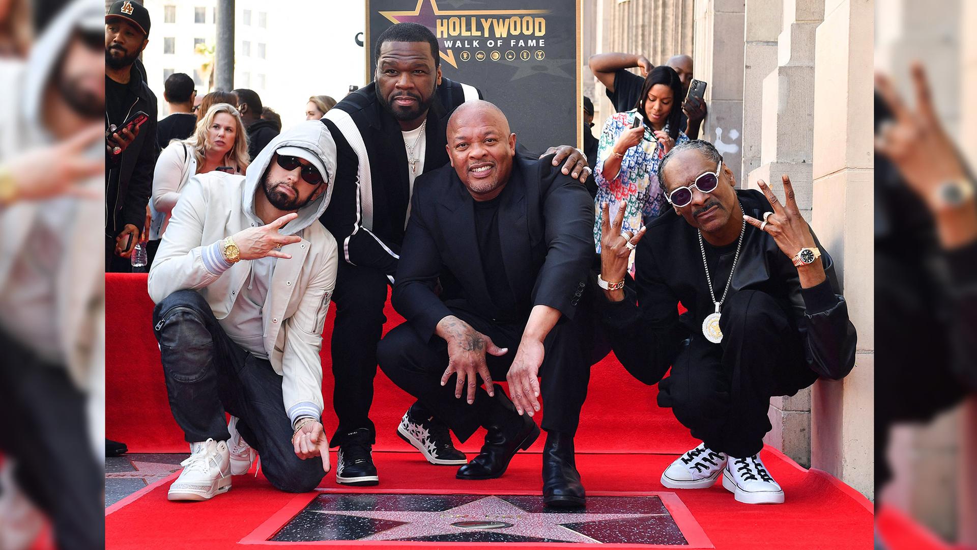 Dr. Dre hockt mir Eminem, 50 Cent und Snoop Dogg über seinem Stern auf dem Walk of Fame