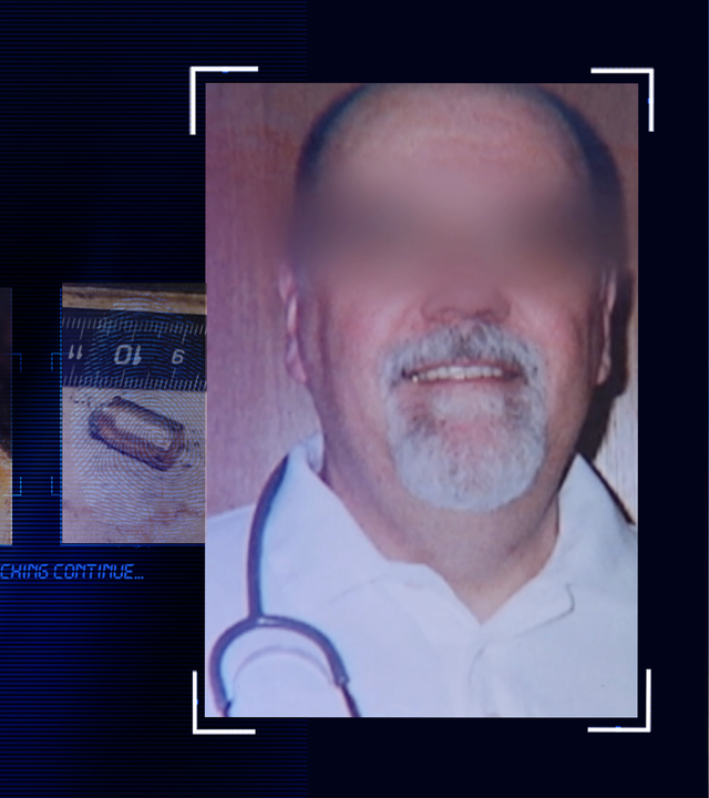 Das verfremdete Portrait-Foto eines Mannes mit Bard, weißem Arztkittel und Stetoskop um den Hals, ca. 50 Jahre alt. Links daneben: Lichtschematische Darstellung eines Fingerabdrucks