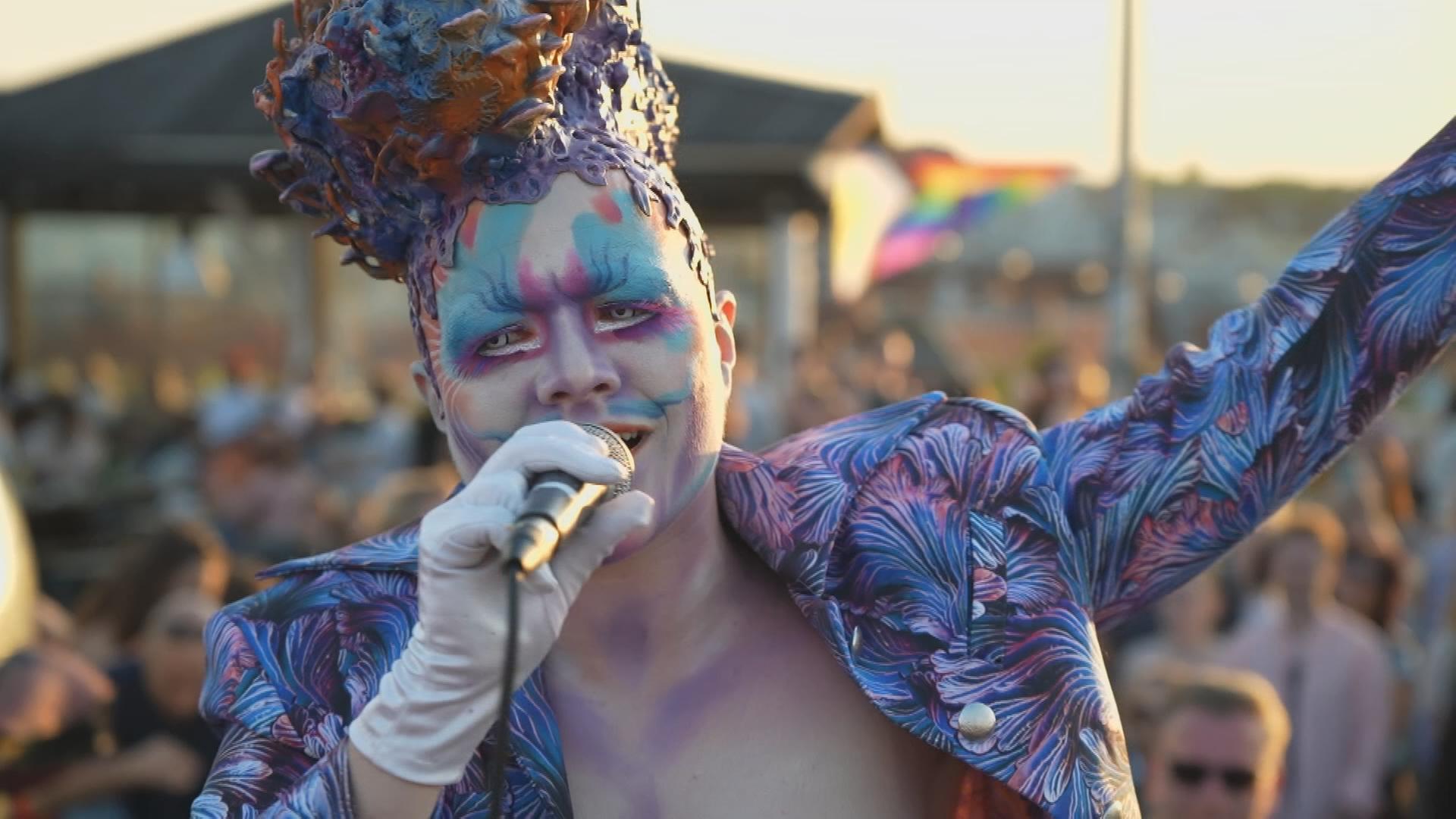Drag-King Alexander Cameltoe auf der Bühne.