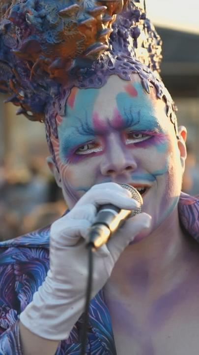 Drag-King Alexander Cameltoe auf der Bühne.