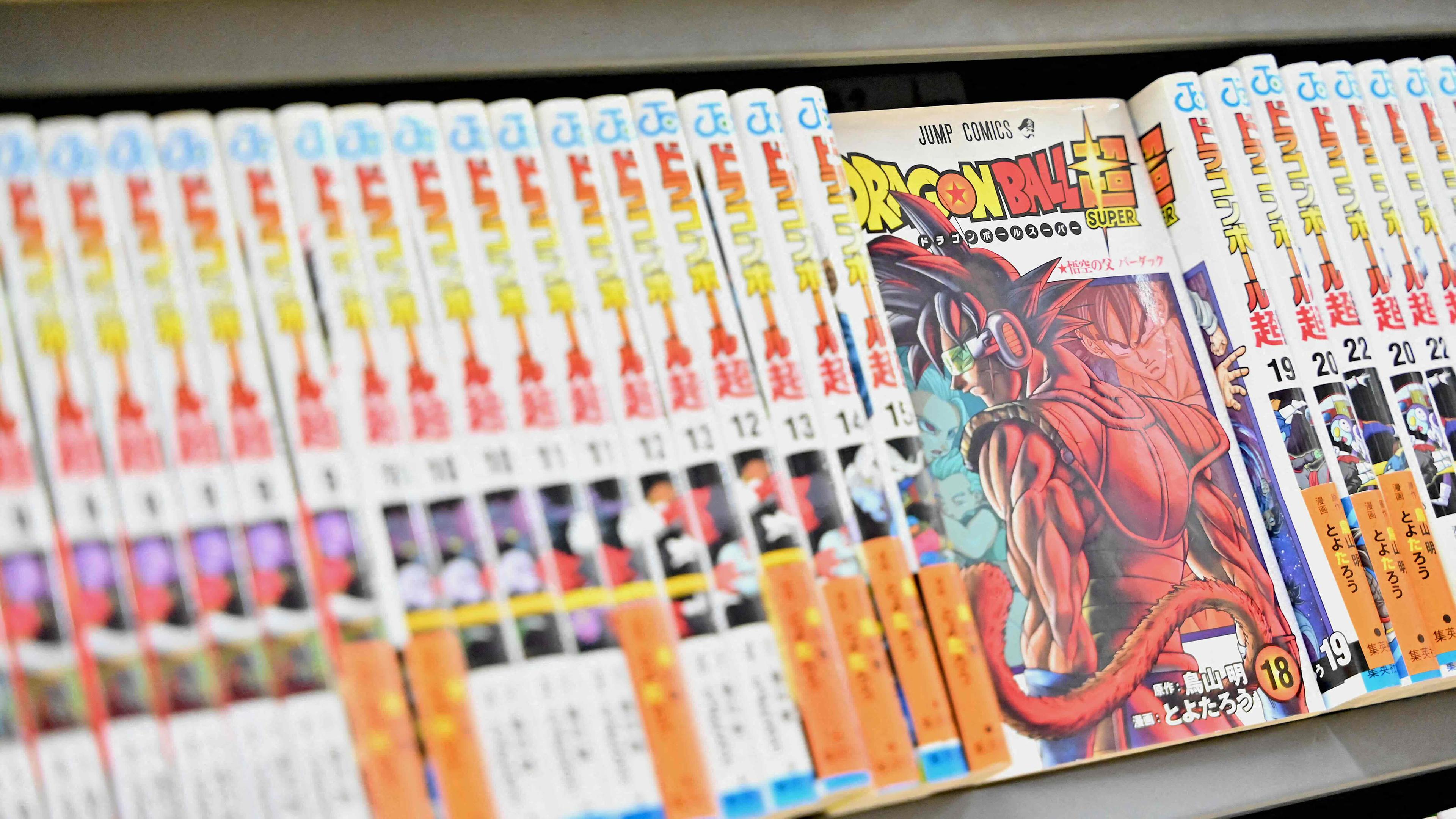 Diese Fotoillustration zeigt Bücher aus der beliebten Dragon Ball-Reihe auf einem Regal in einem Geschäft in der Innenstadt von Tokio am 8. März 2024. 