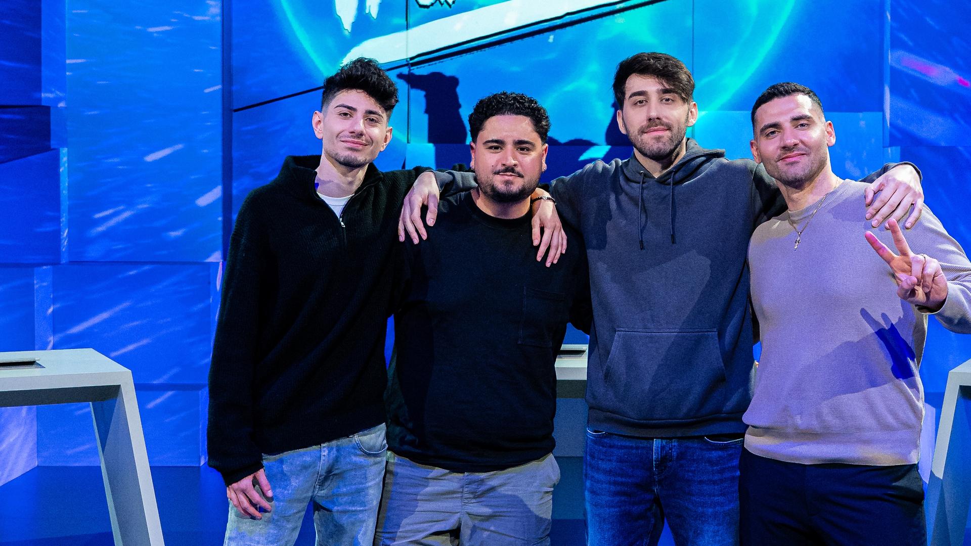 Tanoshii: Mino von Ani.mino, Azizkazama, Lazar und Harut Estevan stehen Arm in Arm im Tanoshii-Studio.