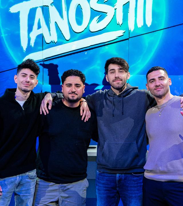Tanoshii: Mino von Ani.mino, Azizkazama, Lazar und Harut Estevan stehen Arm in Arm im Tanoshii-Studio.