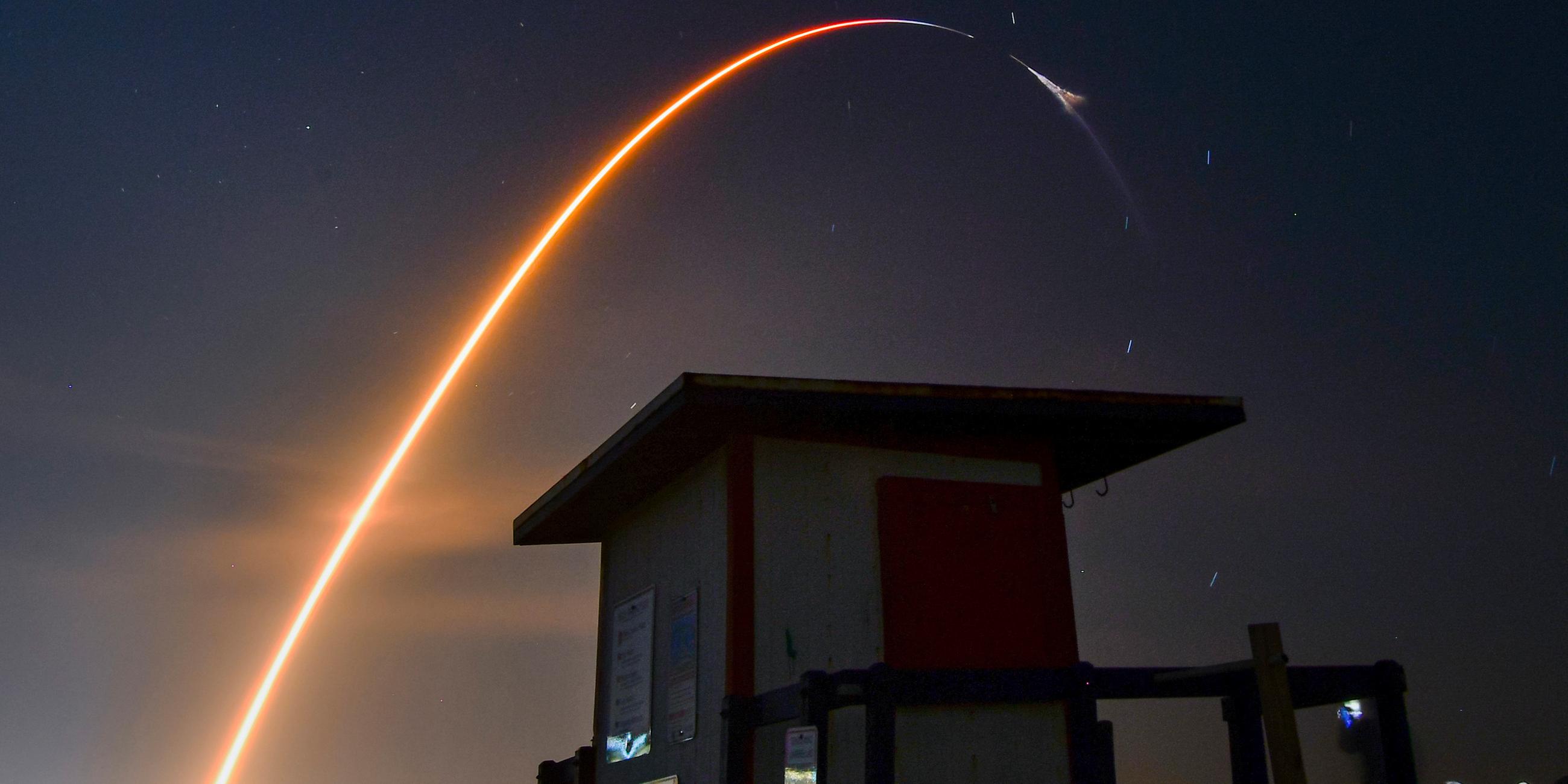 Eine Rakete der Raumfahrtfirma SpaceX vom Typ Falcon 9 startet mit einem «Dragon»-Frachter zur Internationalen Raumstation (ISS), aufgenommen am 14.03.2023 in Cocoa Beach