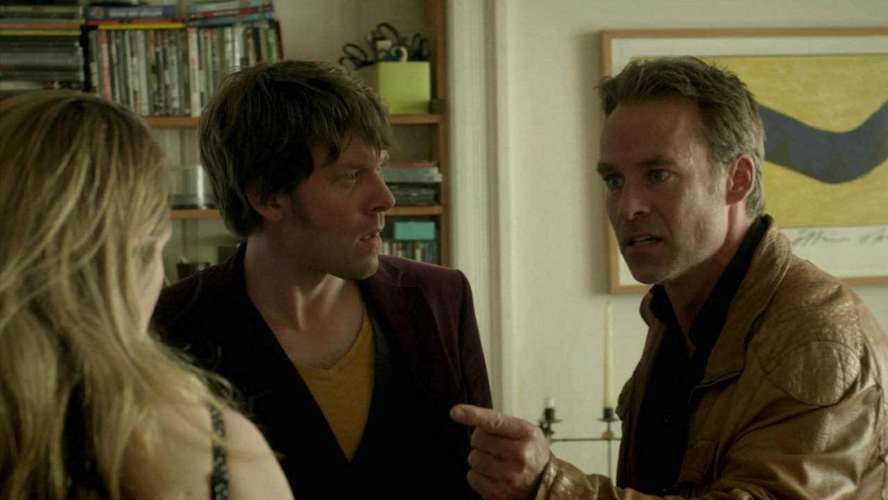 Kriminaloberkommissar Jan Maybach zeigt drohend auf eine blonde Frau. Kriminalkommissar Tom Kowalski sieht ihn erstaunt an.