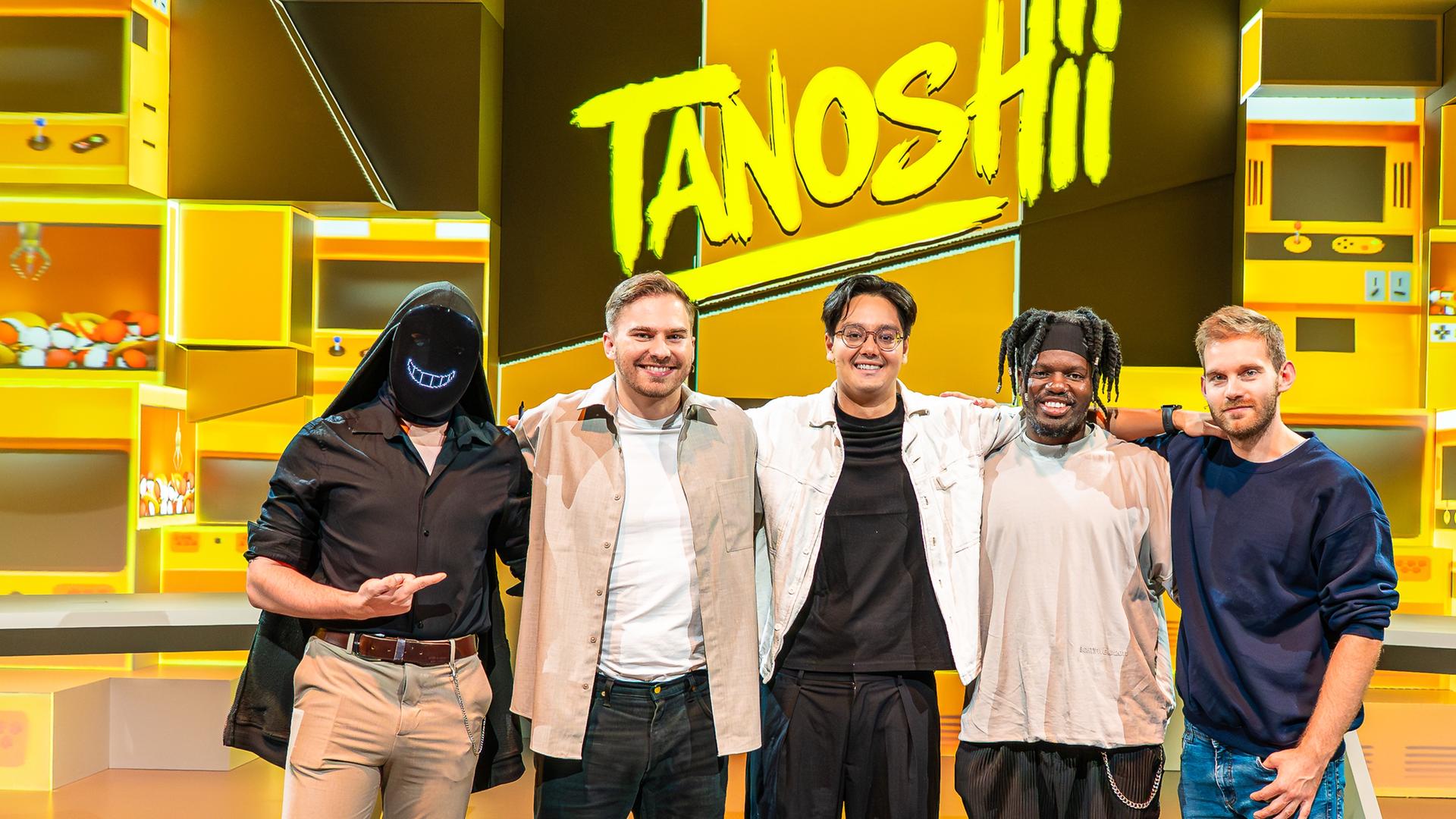 Tanoshii: DrawingLikeASir, Ohara, Raafey, Sergio und Jaydred stehen im Tanoshii-Studio.