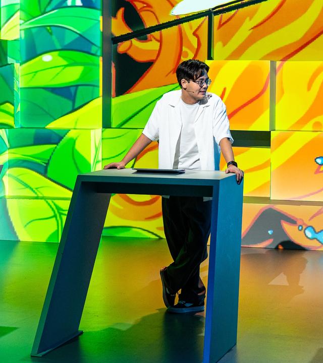 Tanoshii: Die Creator DrawingLikeASir und Fenja sowie Lavina und Azizkazama stehen an den Spielpulten im Tanoshii-Studio. In der Mitte steht Raafey an seinem Pult.