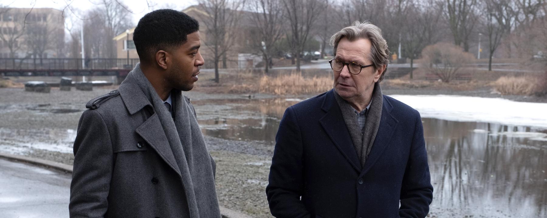 Dr. Tyrone Brower (Gary Oldman, r.) trifft sich mit Ben Walker (Scott Mescudi, l.), der für die US-Behörde arbeitet, die über die Marktzulassung neuer Medikamente entscheidet.