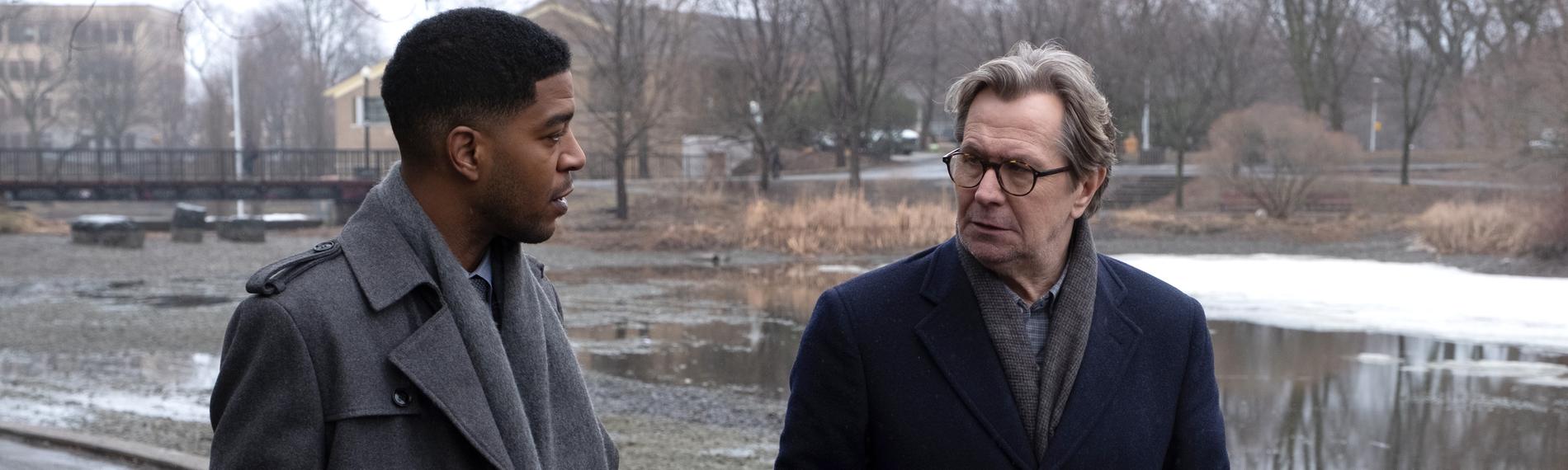 Dr. Tyrone Brower (Gary Oldman, r.) trifft sich mit Ben Walker (Scott Mescudi, l.), der für die US-Behörde arbeitet, die über die Marktzulassung neuer Medikamente entscheidet.