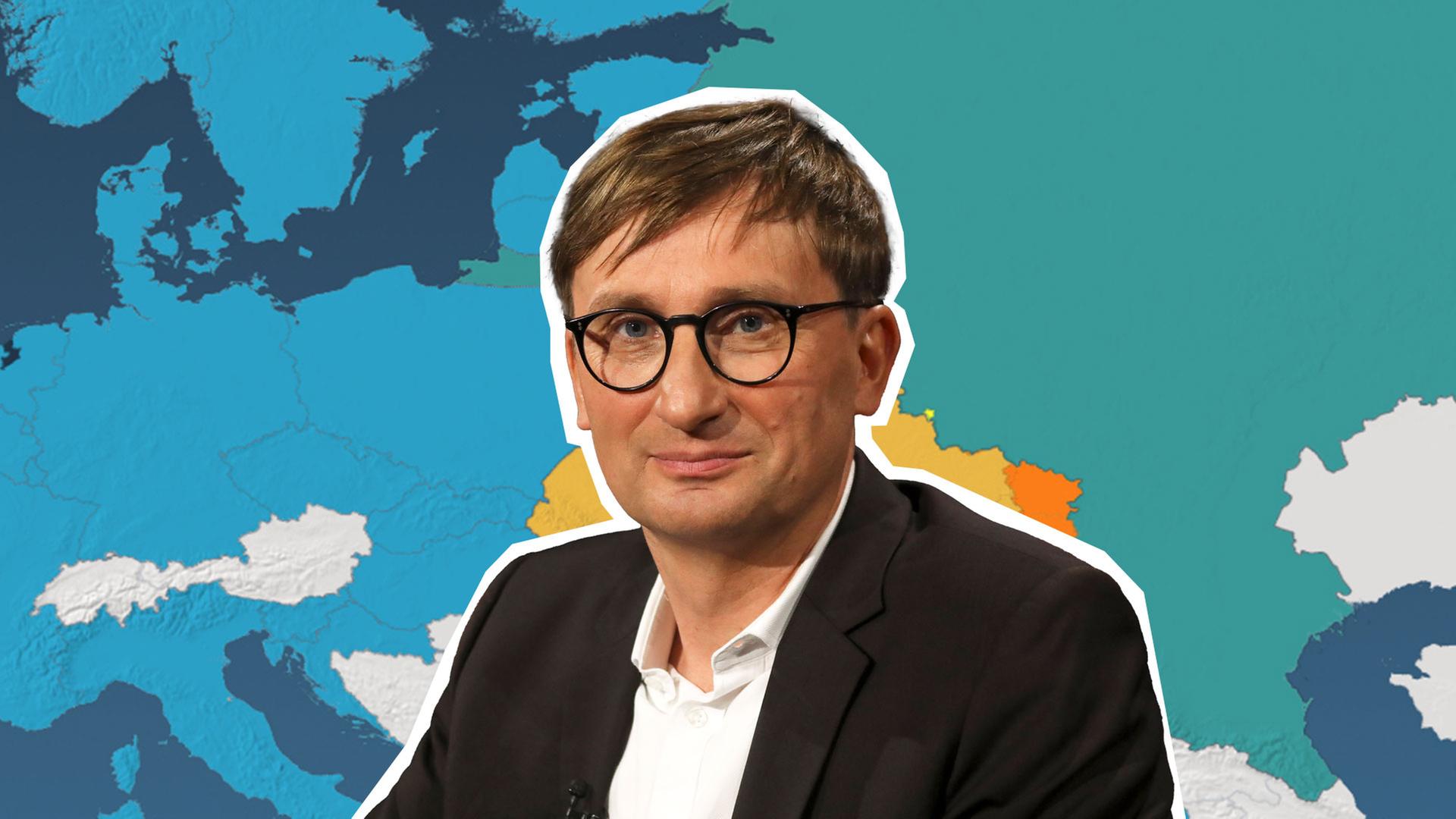 Militärhistoriker Sönke Neitzel vor einer bunten europäischen Landkarte