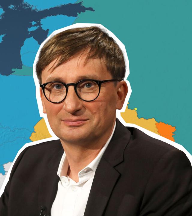 Militärhistoriker Sönke Neitzel vor einer bunten europäischen Landkarte