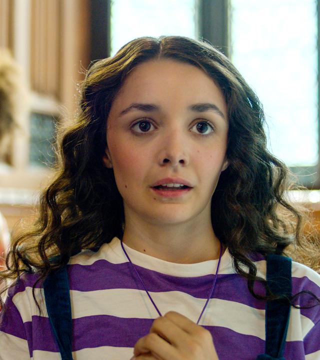 Frank und Addie sitzen in der Bibliothek. Addie hält verschreckt ihre Halskette fest.