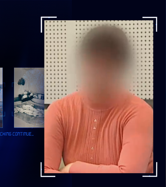 Frau in rosa Oberteil sitzt auf einer Anklagebank im Gerichtssaal. Das Gesicht der Frau wurde technisch verfremdet. Sie hat die Arme auf dem Tisch verschränkt. Links daneben: Lichtschematische Darstellung eines Fingerabdrucks.