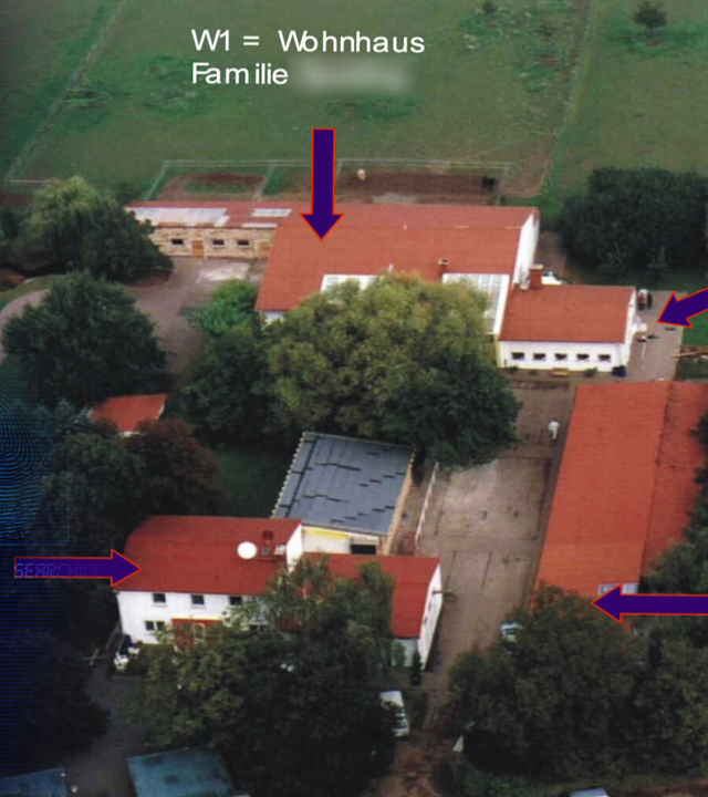 Luftbild des Tatorts. Links daneben: Lichtschematische Darstellung eines Fingerabdrucks.