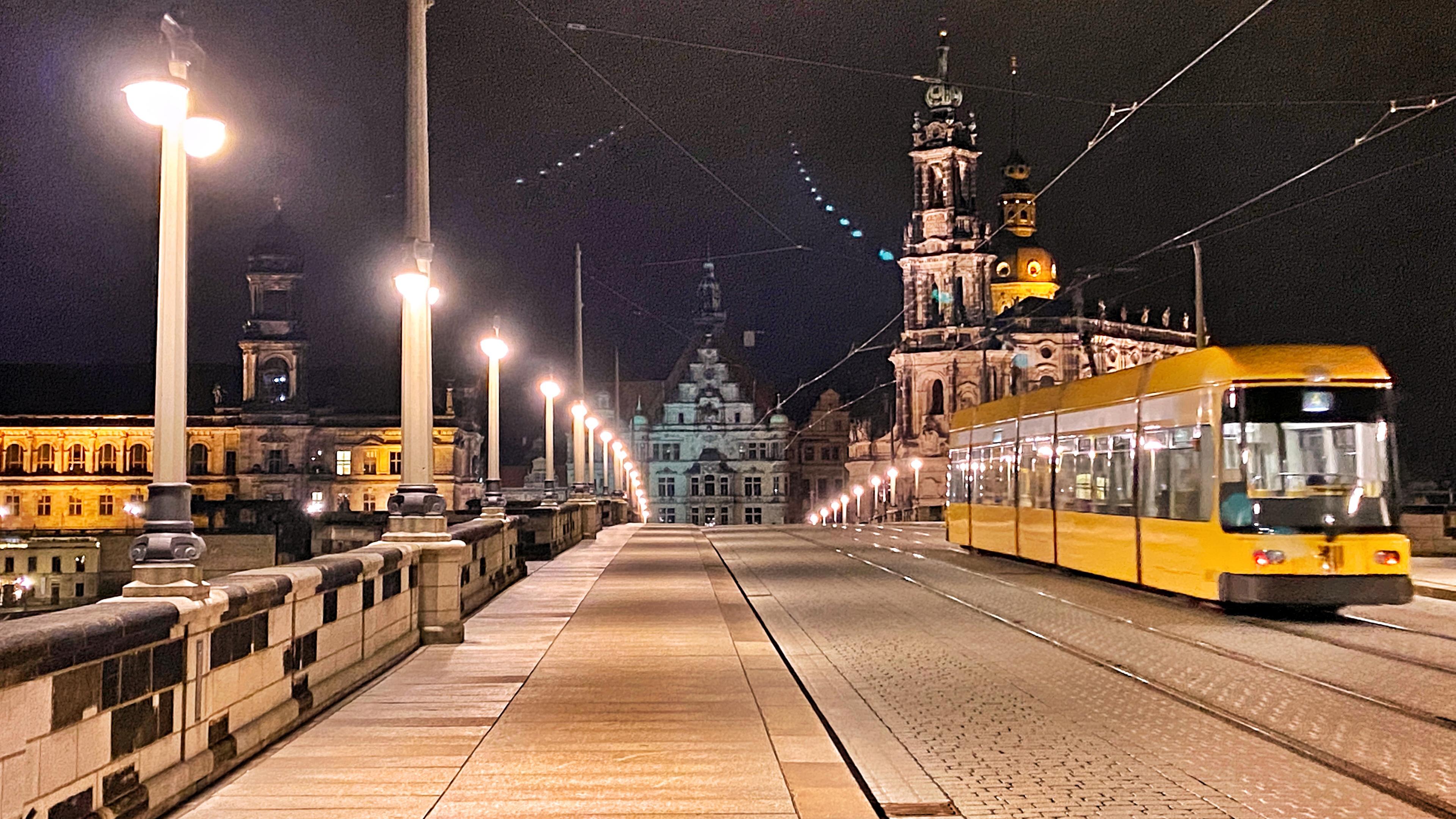 Eine Straßenbahn fährt über die Augusustbrücke in Dresden.