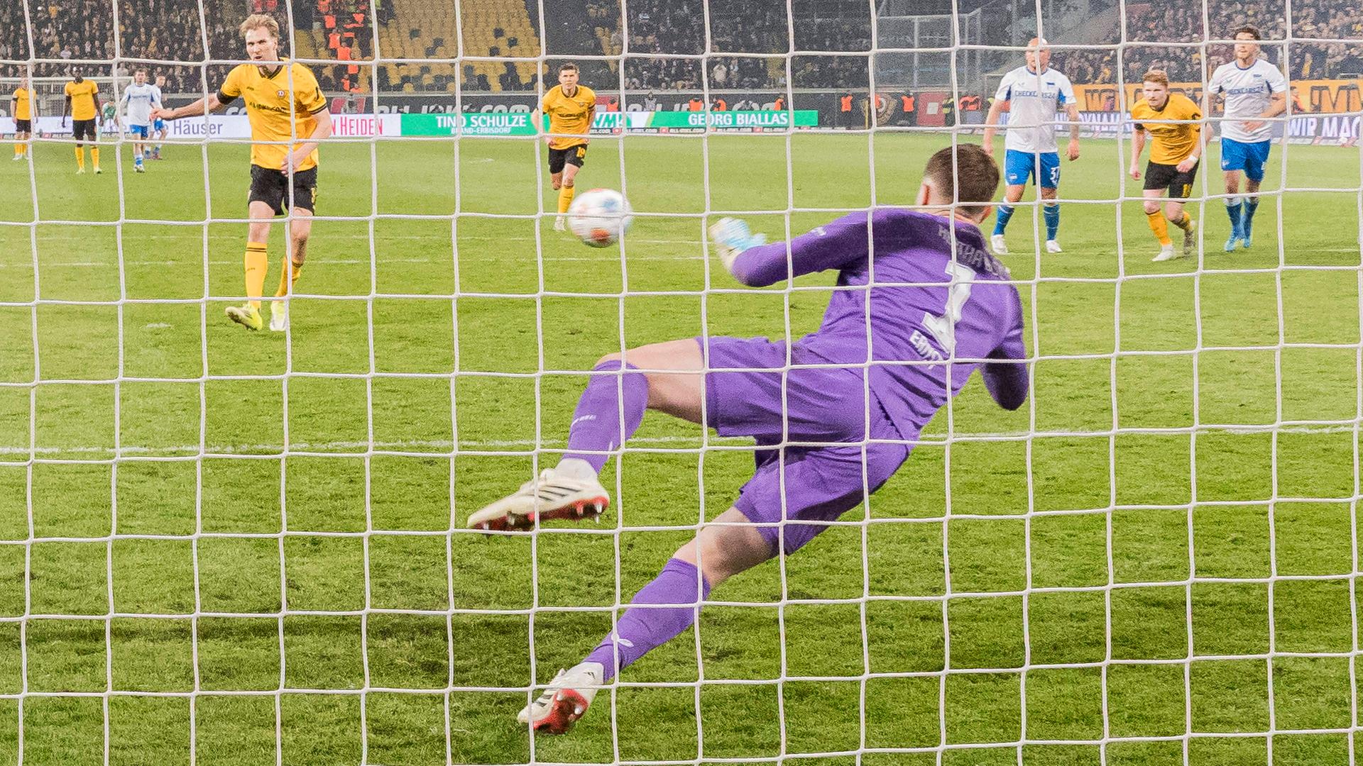 Tjark Ernst (Hertha BSC) hält den Strafstoß, Elfmeter. 