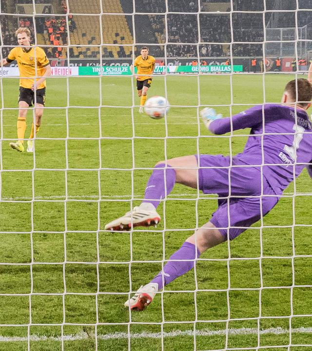 Tjark Ernst (Hertha BSC) hält den Strafstoß, Elfmeter. 