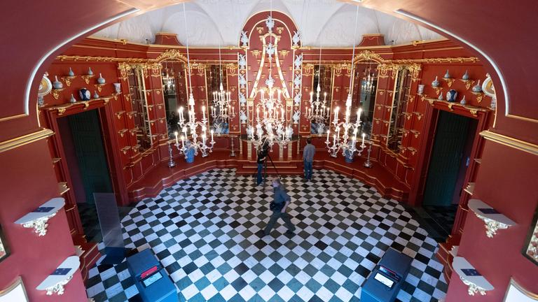 20.04.2026, Sachsen, Dresden: Teilnehmer eines Presserundgangs stehen im Porzellankabinett auf der Fest-Etage im Dresdner Residenzschloss.