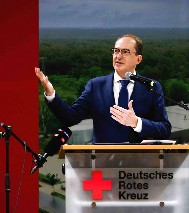  Alexander Dobrindt (CSU), Bundesinnenminister, spricht bei der Eröffnung des DRK-Bevölkerungsschutz-Hubs im Landkreis Teltow-Fläming.