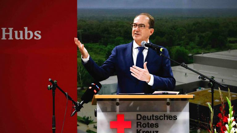  Alexander Dobrindt (CSU), Bundesinnenminister, spricht bei der Eröffnung des DRK-Bevölkerungsschutz-Hubs im Landkreis Teltow-Fläming.