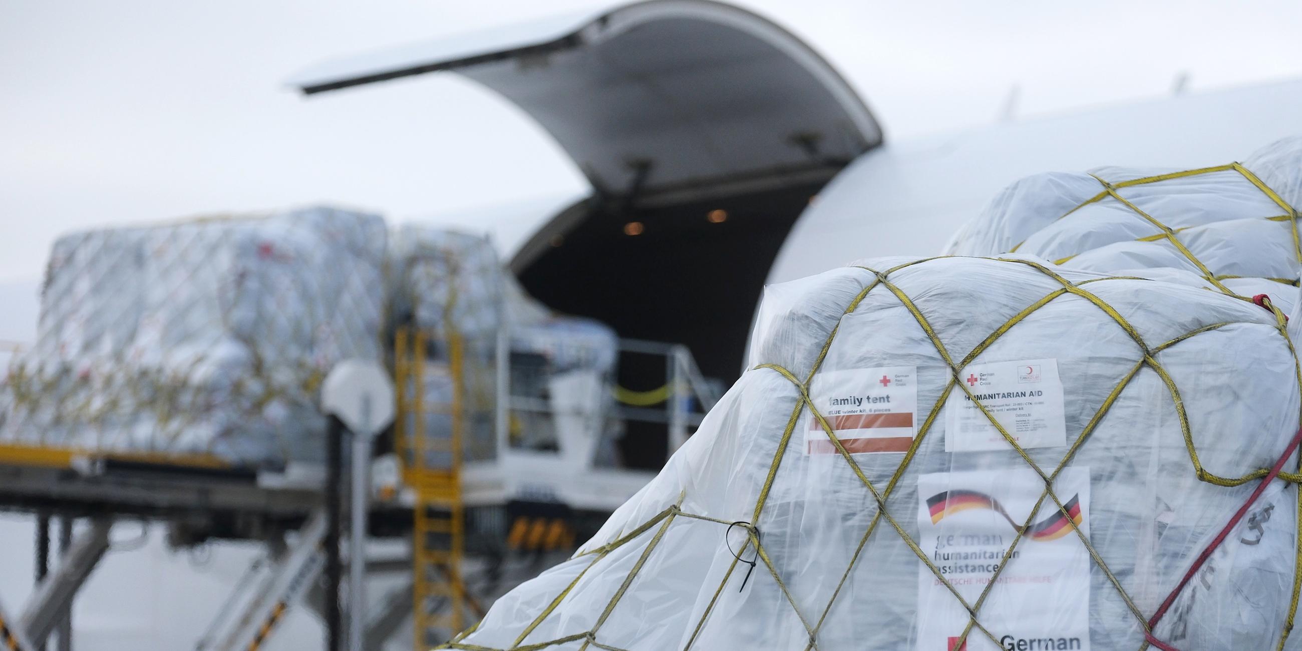 Hilfsgüter werden am Flughafen Leipzig-Halle in ein Transportflugzeug vom Typ Boeing 777 F verladen, aufgenommen am 10.02.2023