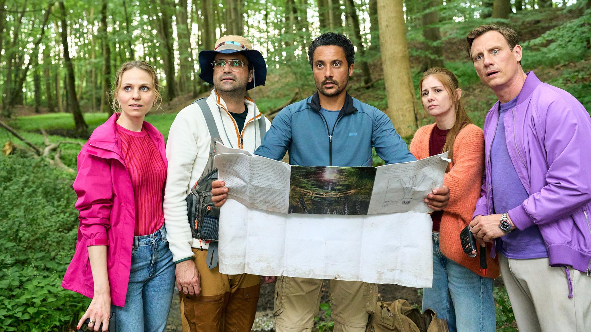 Naturpädagoge Deniz Birol (Omar El-Saeidi, M.) soll Nice (Patrick Kalupa, r.) und Dr. Schmidtke (Maximilian Grill, 2.v.l.) dabei helfen, in der Natur ihre Differenzen zu überwinden. Mit Hilfe ihrer Partnerinnen Jana Schmidtke (Tereza Rizos, l.) und Charlie (Josefine Preuß, 2.v.r.).