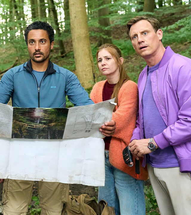 Naturpädagoge Deniz Birol (Omar El-Saeidi, M.) soll Nice (Patrick Kalupa, r.) und Dr. Schmidtke (Maximilian Grill, 2.v.l.) dabei helfen, in der Natur ihre Differenzen zu überwinden. Mit Hilfe ihrer Partnerinnen Jana Schmidtke (Tereza Rizos, l.) und Charlie (Josefine Preuß, 2.v.r.).