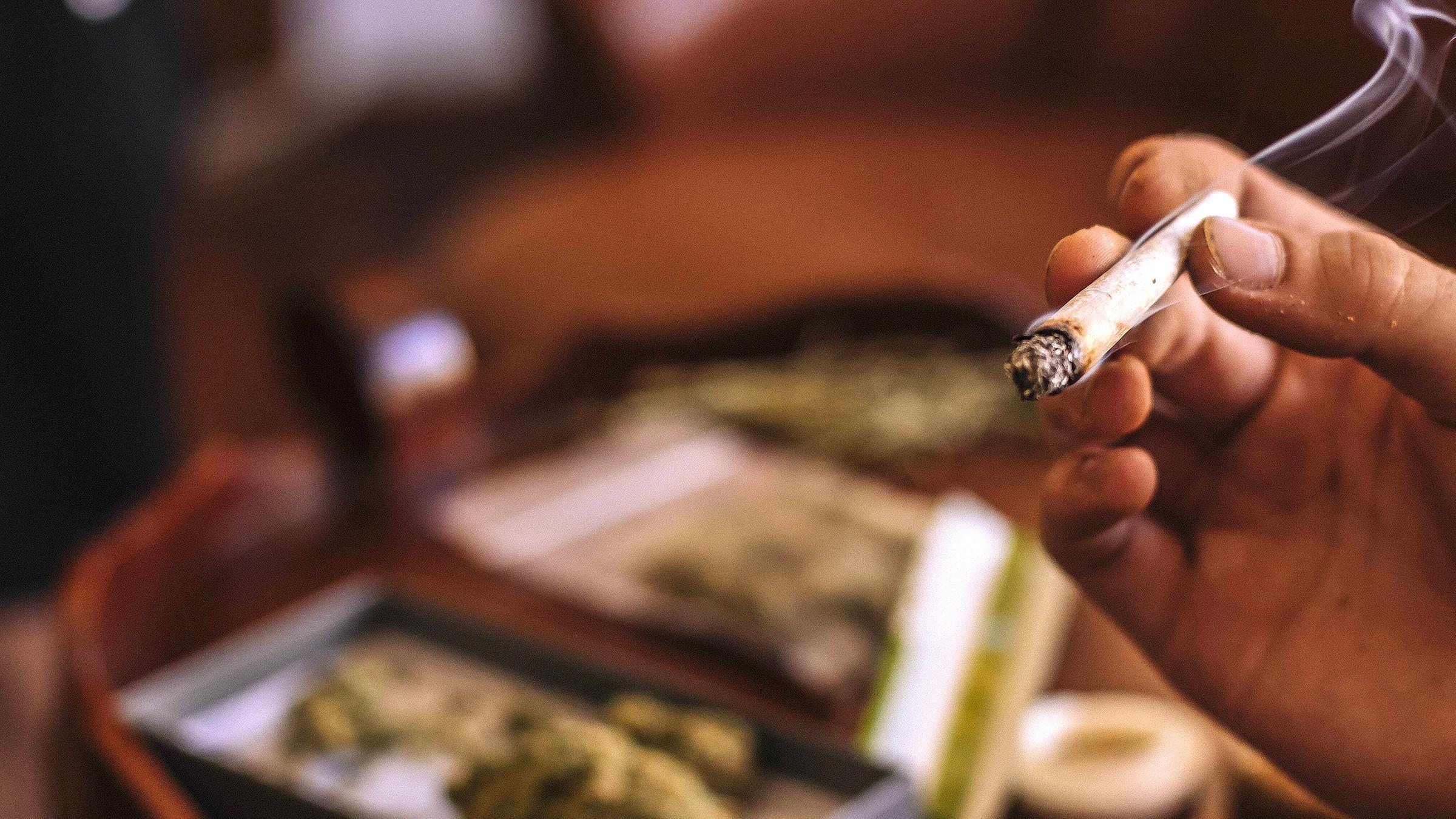 Drogen: Mann raucht einen Joint