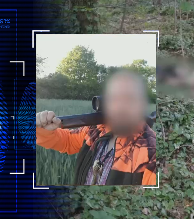 Eine Selbstaufnahme von Dominic F. Er steht im Feld und trägt ein Gewehr auf der Schulter. Sein Gesicht wurde technisch verfremdet. Links daneben: lichtschematische Darstellung eines Fingerabdrucks.