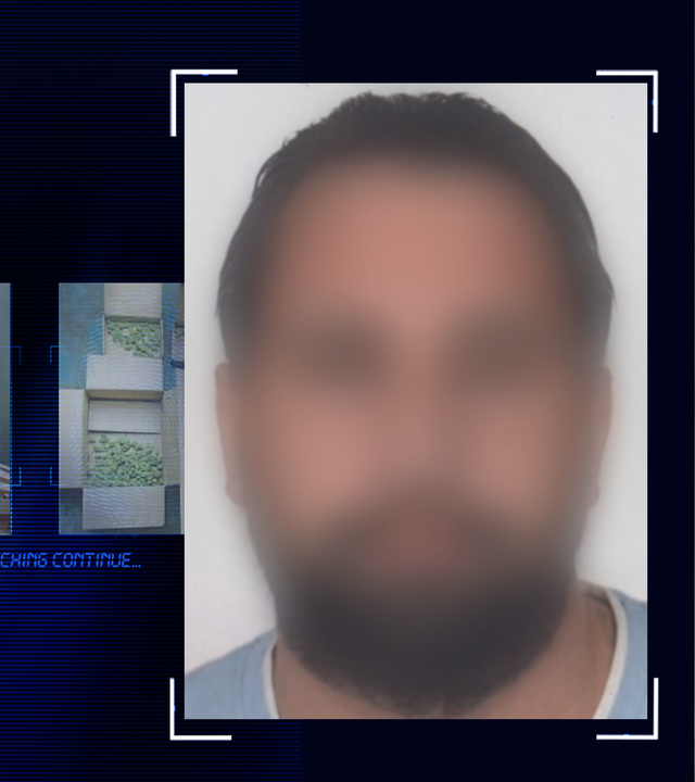 Passfoto eines Mannes, ca. 40 Jahre, kurze schwarze Haare, Vollbart, hellblaues Oberteil. Das Gesicht wurde im Bild technisch verfremdet. Links daneben: Lichtschematische Darstellung eines Fingerabdrucks.