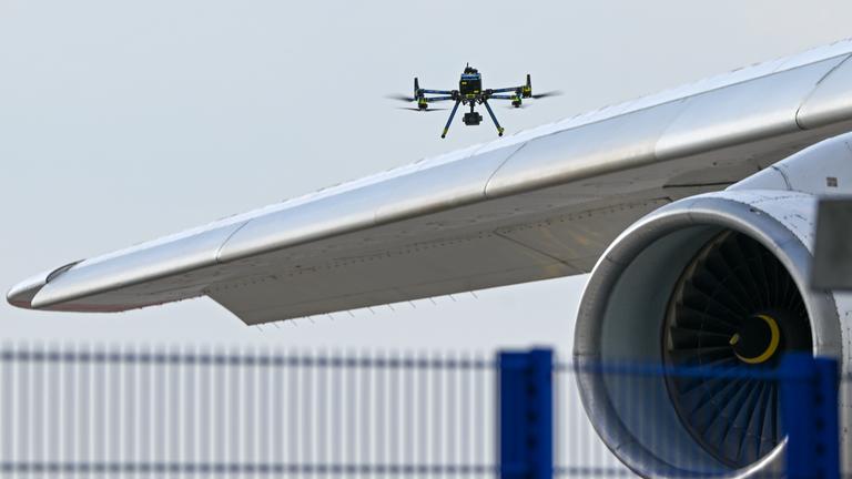 Nach dem nächtlichen Drohnen-Vorfall am Flughafen Leipzig/Halle haben Spezialisten der Bundespolizei eine Drohne mit einer Sprengvorrichtung entschärft. 