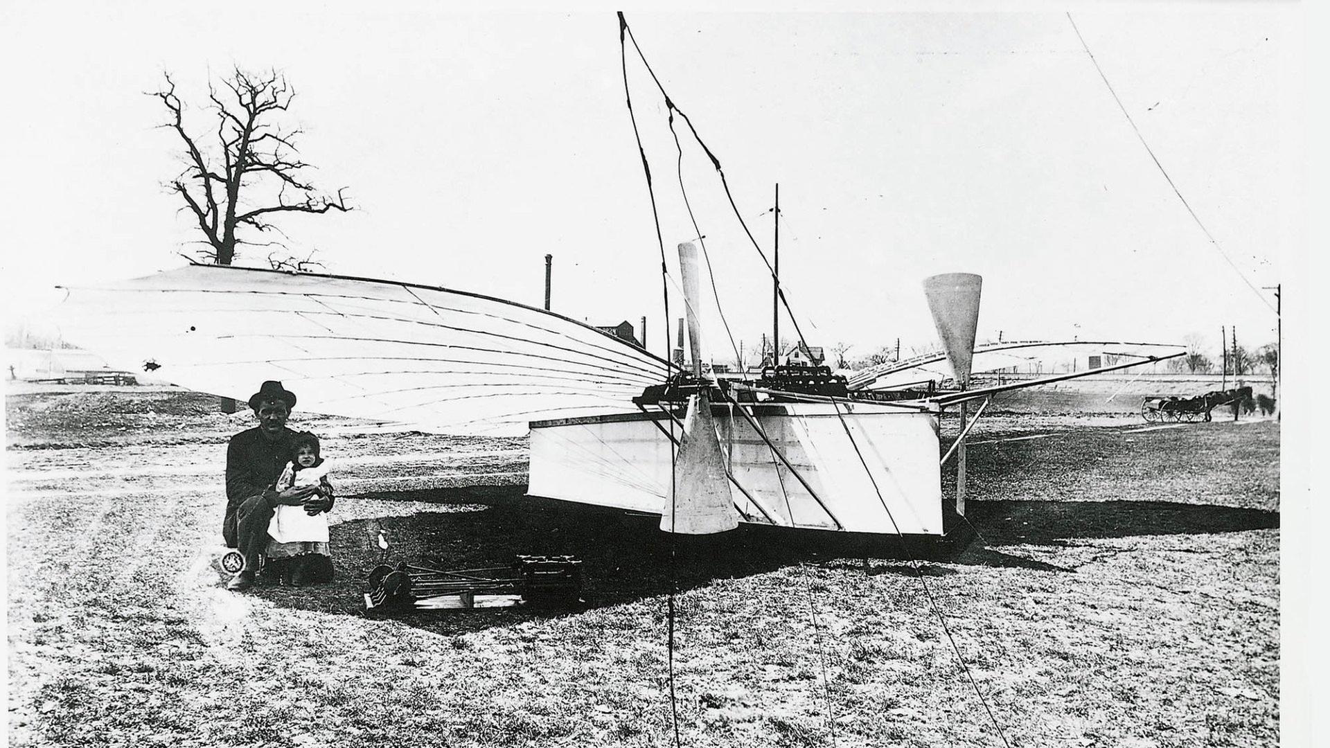 Gustav Weißkopf und seine Tochter Rose stehen vor dem Flugzeug Nummer 21 alias Condor.