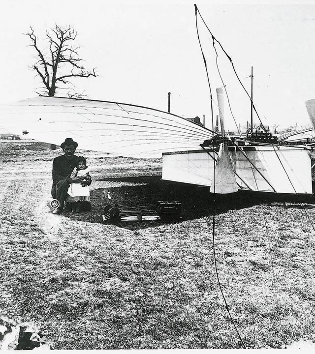 Gustav Weißkopf und seine Tochter Rose stehen vor dem Flugzeug Nummer 21 alias Condor.