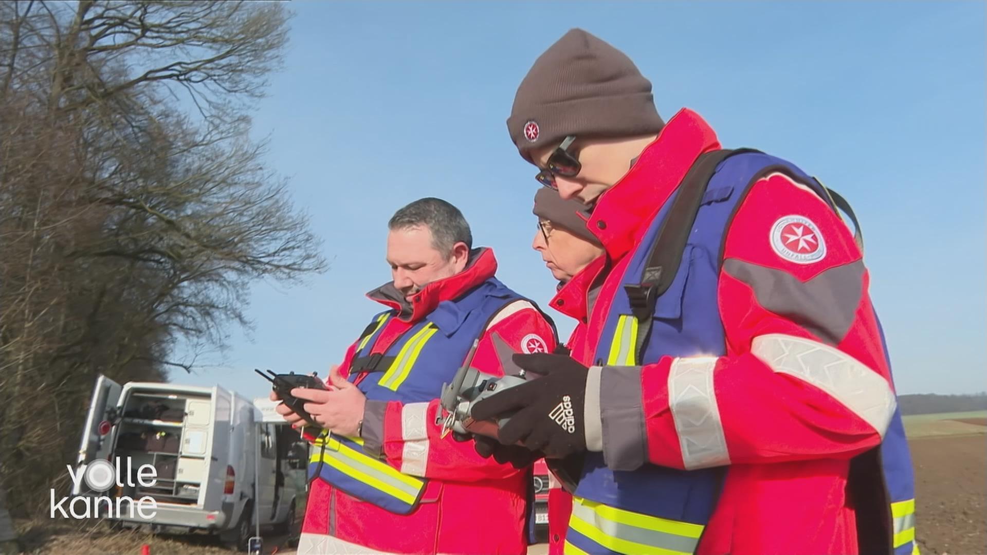 Rettungskräfte, die eine Drohne steuern 